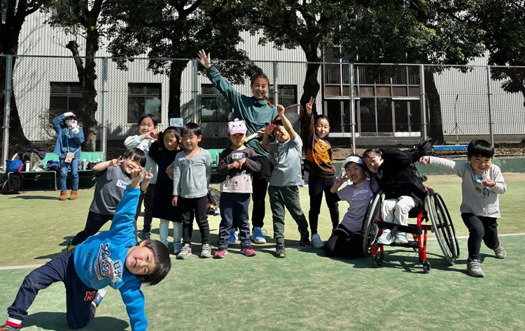 子どもたちとコーチの集合写真